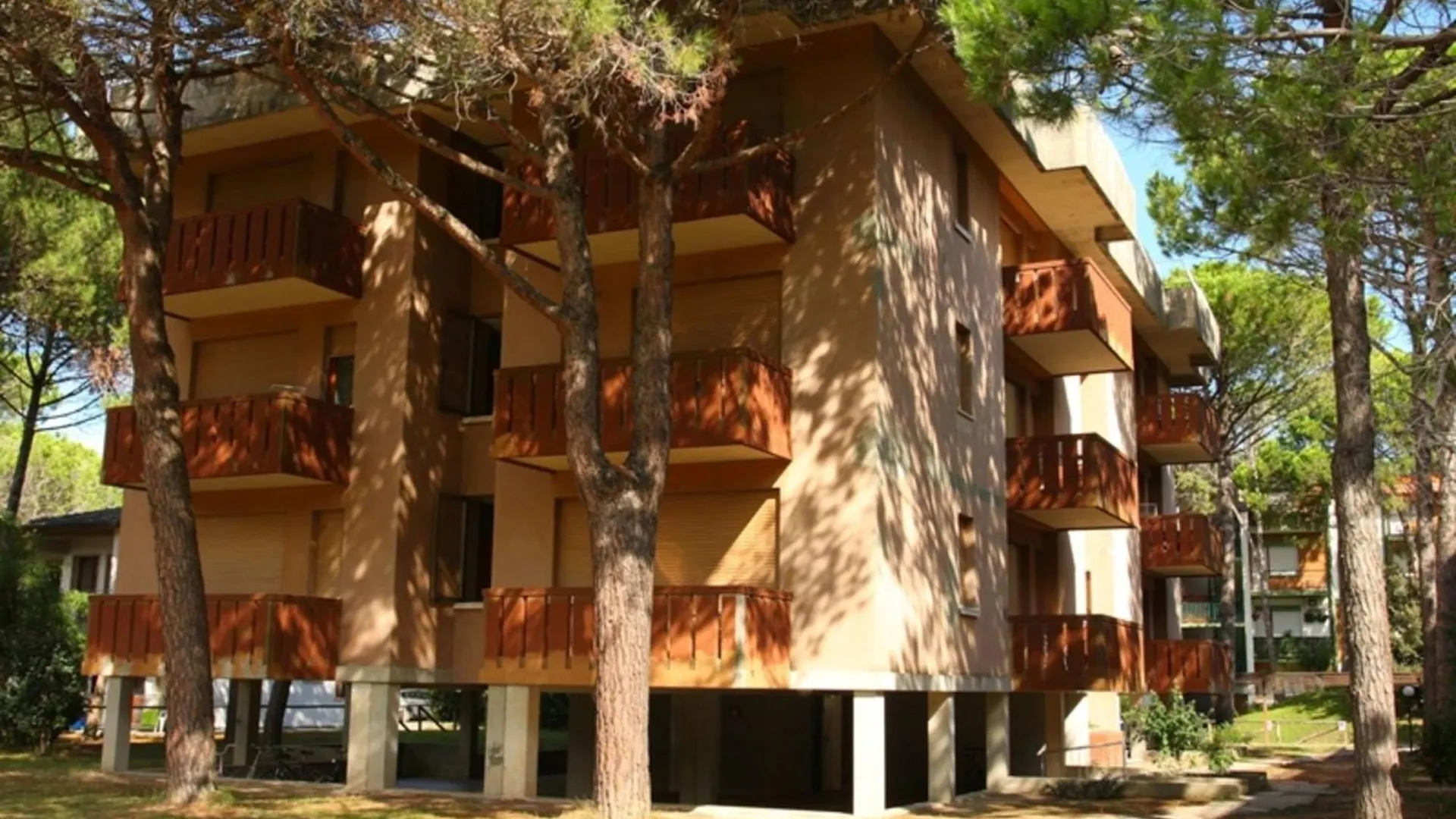 Comfy Flat With Terrace Next To The Beach-Beahost بيبيوني
